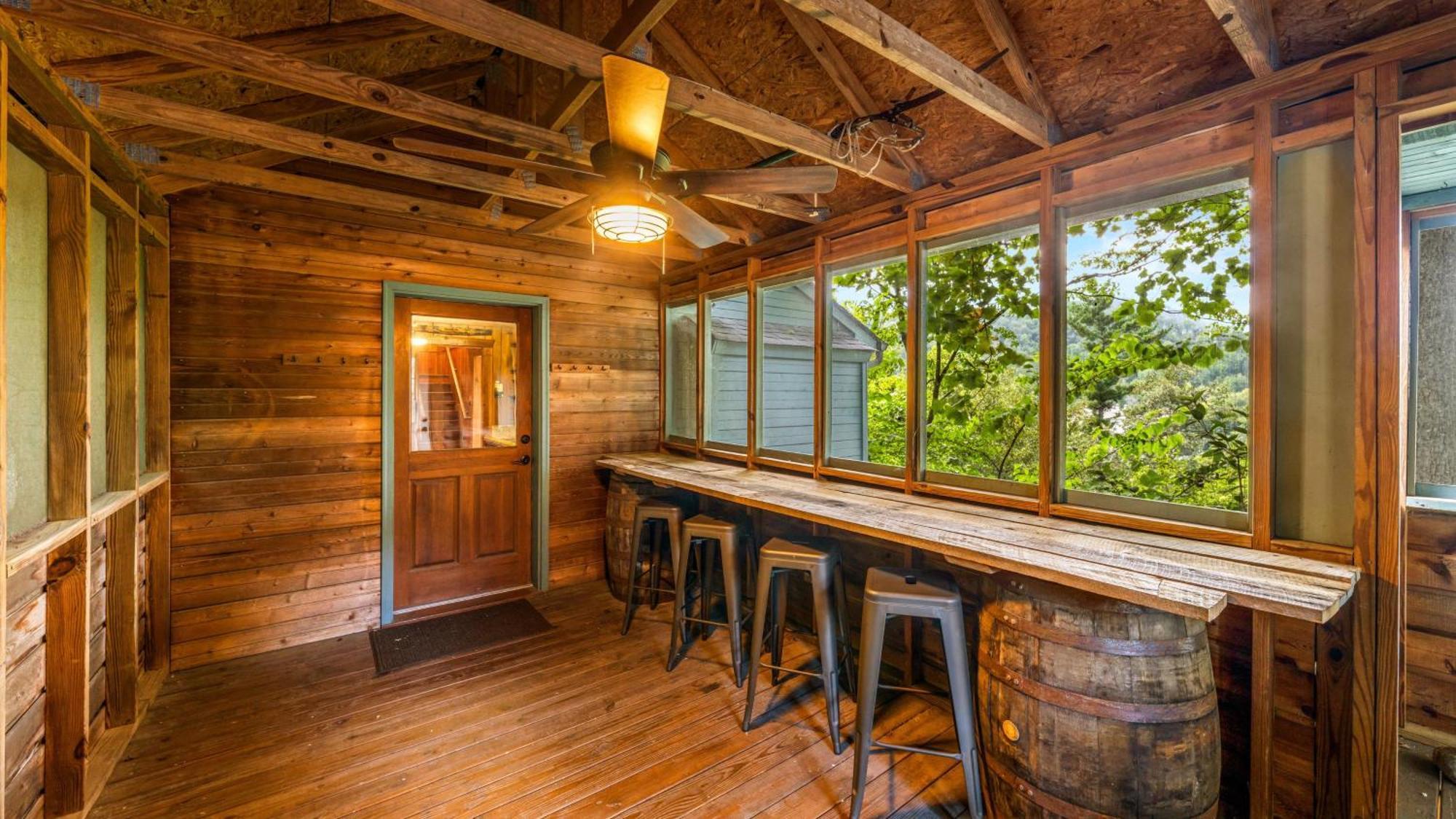 Whiskey Ridge Lodge, A Restored 1940S Gem, 2 Mins From Downtown, Breathtaking City Views, Custom Game Room, And Spacious Elegance Gatlinburg Exterior foto