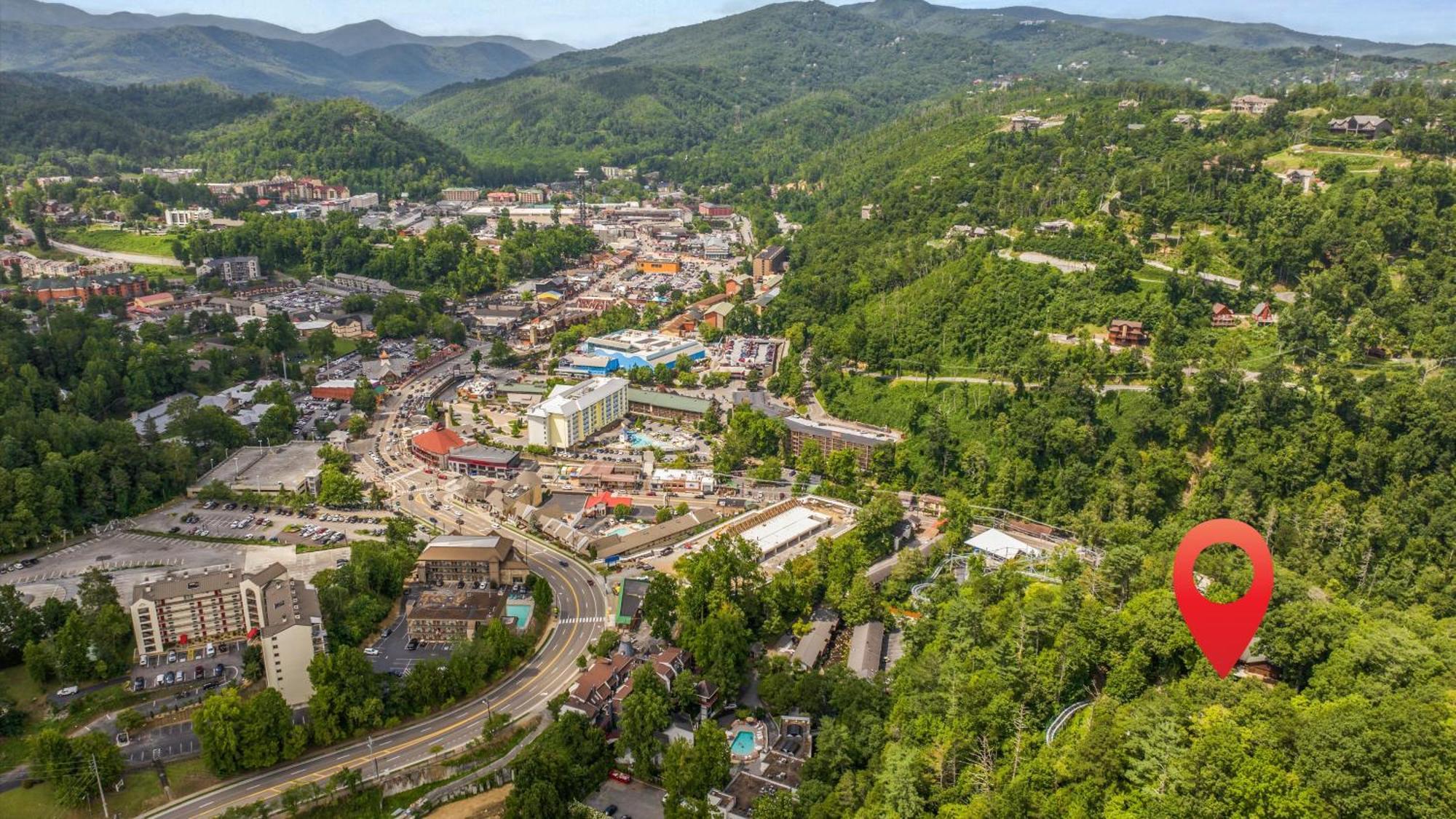 Whiskey Ridge Lodge, A Restored 1940S Gem, 2 Mins From Downtown, Breathtaking City Views, Custom Game Room, And Spacious Elegance Gatlinburg Exterior foto